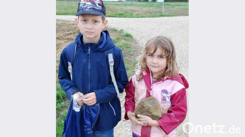 Jonas aus Freudenberg und Leni aus Etsdorf freuen sich über ihren Fossilienfund. Bild: sche