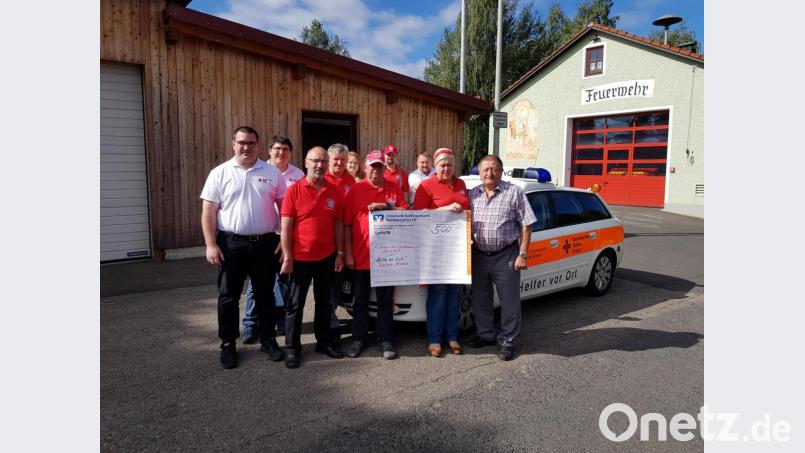 Mit 500 Euro unterstützt der FC Bayern-Fanclub die „Helfer vor Ort“. Im Bild (von links) Thomas Wagner (BRK Bereitschaftsleiter), Gerald Wagner, Albert Schicker, Alois Span, Melissa Pregler, Lothar Schicker (Vorsitzender FC Bayern-Fanclub Thanhausen), Jörg Schicker, Christian Pecher, Melanie Knödelseder und Michael Heldwein (Ehrenbereitschaftsleiter). Bild: rdh