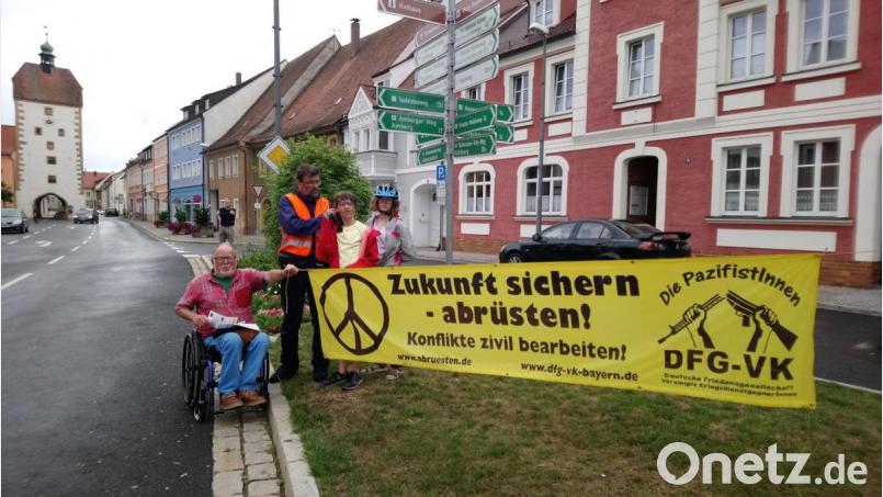 Begleitfahrer Günther Fieger von Kritter, DFG-VK Bezirkssprecher Rester Willi und die beiden jüngten Radfahrerinnen Judith (12) und Amelie (14), bei ihrer Rast in Vilseck. Bild: exb