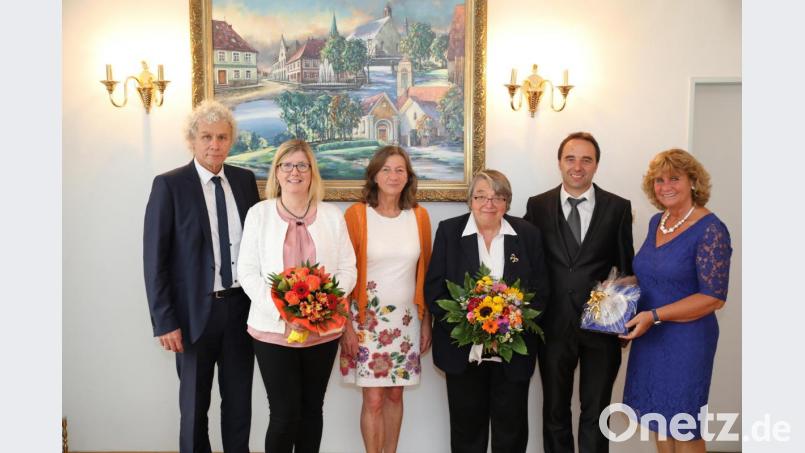 Anita Benkhardt (Zweite von links) ist die neue Außenstellenleiterin der VHS. Mit auf dem Bild (von links) Landrat Wolfgang Lippert, VHS-Leiterin Angelika Schraml, Rita Kreuzer, Johannes Kreuzer und dritte Bürgermeisterin Sonja Heindl. Bild: njn