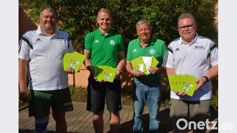 Winni Eger, Florian Greim (Förderverein) sowie die beiden SV-Vorsitzenden Roland Eckert und Gerhard Greim (von links) präsentieren die neue Chronik des SV Mitterteich. Bild: jr