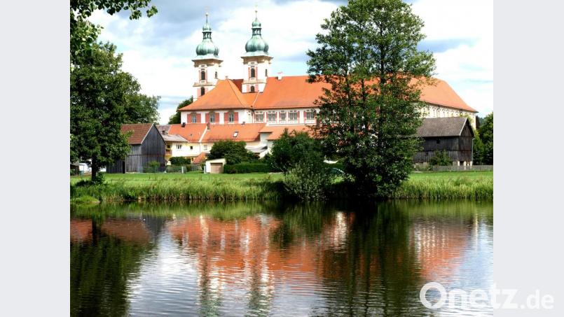 Prämonstratenser-Abtei und Gemeinde rüsten sich zur 875-Jahr-Feier im nächsten Jahr. Nach der Generalsanierung des Klosters und der weitgehenden Fertigstellung des historischen Klosterdorfes kann Speinshart 2020 ausgelassen feiern. Bild: do