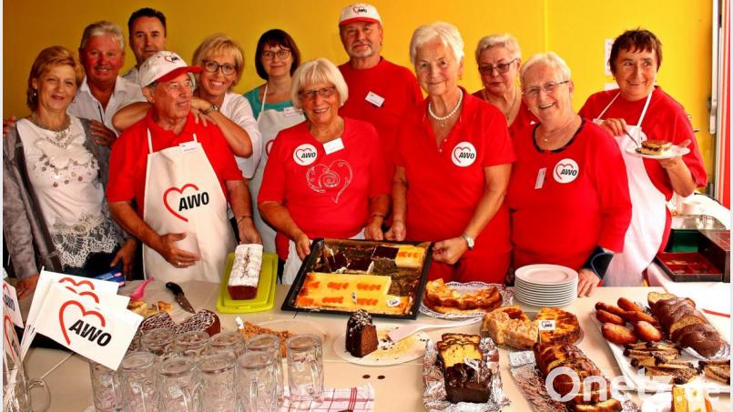 AWO-Kreisvorsitzende Hilde Zebisch informierte die Gäste auch über die verschiedenen Angebote der Arbeiterwohlfahrt. Das Personal, die Vorstandschaft und Leiter der Seniorenclubs im Bild, sie stellten das Personal und kümmerten sich um die Gäste. Bild: R. Kreuzer