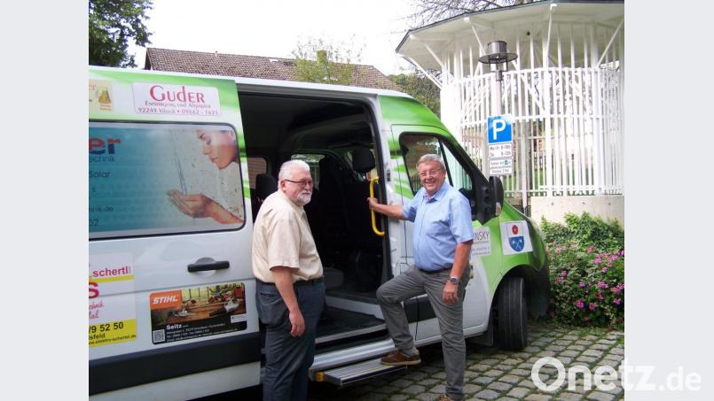 Die Bürgermeister (von links) Hans Durst und Hans Koch sind sehr zufrieden mit der neu eingebauten Trittstufe am VG-Bus. Bild: rrd