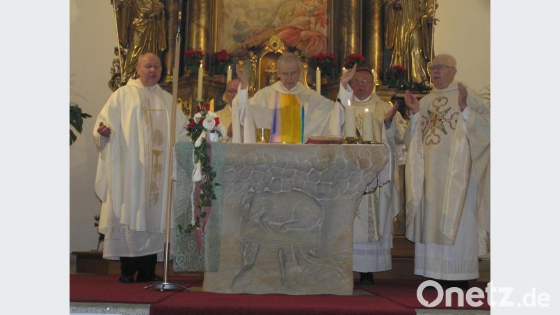 Pfarrer Hans Riedl (Mitte) zelebrierte anlässlich des 70. Weihejubiläums der Pfarrkirche Patrona Bavariae Neusorg gemeinsam mit Dekan Johann Klier (von links), Diakon Harald Schraml, Pfarrer Dr. Dr. Josef Waleszczuk und Heimatpriester Geistlichen Rat Josef Englmann den Festgottesdienst. Bild: öt