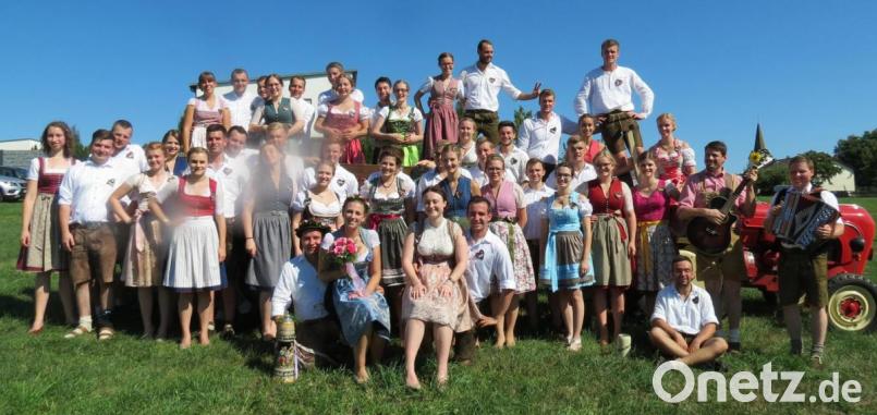 Die 23 Paare stehen am Wochenende im Mittelpunkt der Etsdorfer Kirwa. Sie machen sich in diesem Jahr aber nicht nur um das Brauchtum verdient, sondern helfen auch bei den Aufräumarbeiten nach dem heftigen Sturm mit. Bild: has