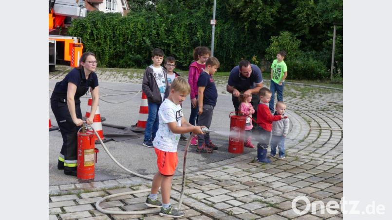 Zielspritzen ist eine begehrte Station beim Feuerwehr-Parcours. Bild: rn