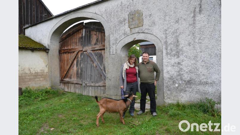 Christl Brandl und Rüdiger Prölß mit Ziege &quot;Seppl&quot; unter der Tafel, aus dem Jahr 1868 auf dem Gollwitzerhof. Bild: ui