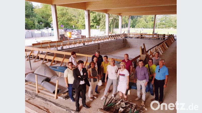 Baustellenbesuch in der Schwimmhalle: Baudezernent Oliver Seidel (vorne, links) erläutert der SPD-Fraktion die Sanierungsschritte. Bild: exb