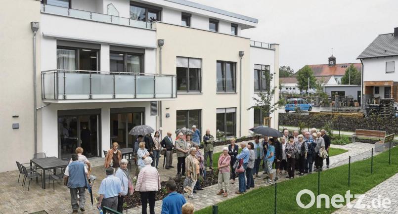 Drei Gruppen der CSU-Ortsverbände Sebastian und Gailoh zeigten sich beim Rundgang durchs neue Seniorendienstleistungszentrum von der modernen Einrichtung und den vielfältigen Angeboten beeindruckt. Bild: Petra Hartl