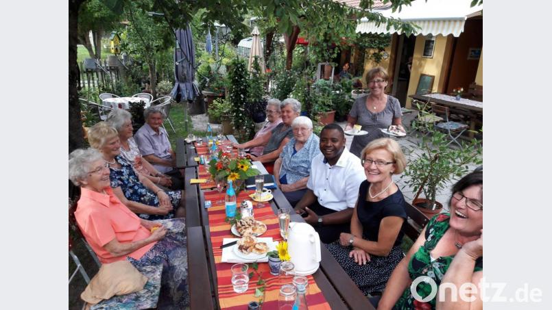 Den Jubilarinnen Maria Röbl, Anna Putz, Ernestine Dolles, Karolina Müller, Betty Jack, Marille Dagner und Agnes Metschl gratulieren 
Pfarrer James aus Tansania sowie die Vorstandsmitglieder Anneliese Pilarski und Maria Kraus (von links) sowie Lydia Bäumler (stehend) zum runden Geburtstag. Bild: ads