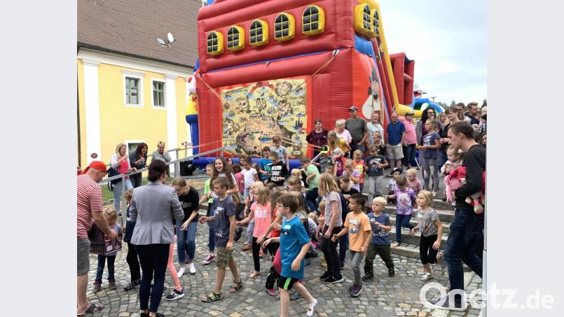 Es wurrelt Vor der Piratenschiff-Hüpfburg wird der &quot;Schatz&quot; an alle Freibeuter verteilt. Bild: omu