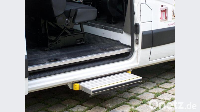 Wenn die Seitentür geöffnet wird, fährt die Stufe aus und ist sofort einsatzbereit. Bild: rrd