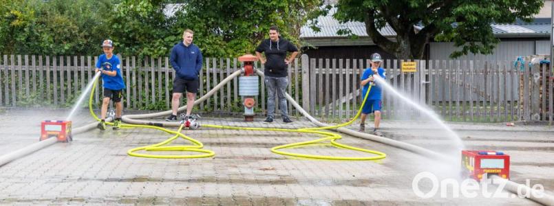 Einen Nachmittag voller Aktivitäten erleben rund 35 Kinder beim Ferienprogramm der Hirschauer Feuerwehr. Eine Riesengaudi ist das Spritzen-Wettrennen mit den Holzfeuerwehrautos. Bild: u