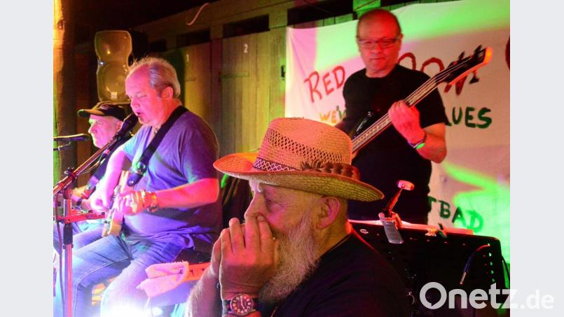 &quot;Red Moon&quot;, bestehend aus Karl Hecht (Guitar, Banjo, Mandolin, Vocals), Günter Kuran (Vocals, Guitars), Wyman Zitzmann (Blues Harp) und Heinz Hertel (Bass) eröffneten am Samstag die neue &quot;Live im Stadtbad&quot;-Reihe. Bild: Kunz