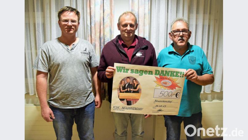 Über finanzielle Unterstützung durch die Krieger- und Soldatenkameradschaft Neuzirkendorf und Umgebung freut sich Michael Sporrer (Mitte): Willi Lehner (rechts) und Matthias Friedl, die beiden Chefs des Traditionsvereins, überreichen eine 500-Euro-Spende für den Verein &quot;Hilfe für Anja&quot;. Bild: ü