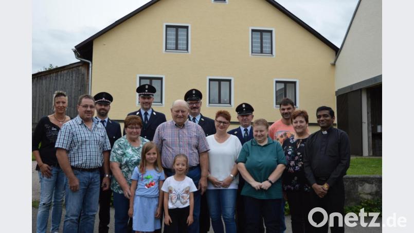 Viele Gratulanten machten Herbert Höcherl (Mitte) anlässlich seines 80. Geburtstages ihre Aufwartung. Natürlich durften auch die Enkelinnen Anna und Luisa nicht fehlen. Bild: bej