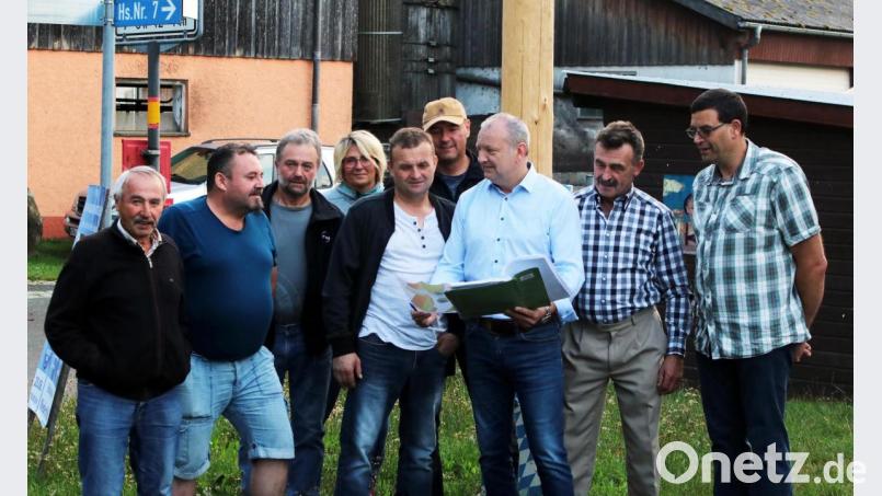 Frohe Kunde für die Kalmreuther und Schlatteiner. Beratungsgruppen-Leiter Armin Betz (Dritter von rechts) sowie Ortssprecher Norbert Schönberger (Fünfter von rechts) informieren im Vorfeld der Dorfversammlung in Kalmreuth über den aktuellen Stand der „kleinen Dorferneuerung“. Bild: lst