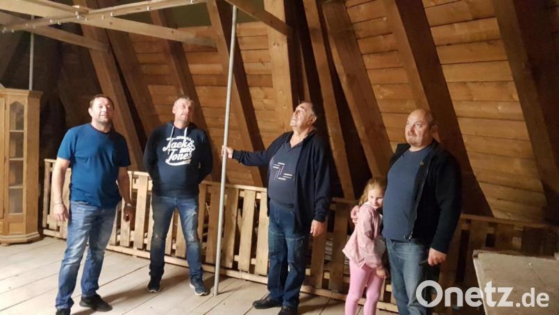 Der Förderverein Schloss Burgtreswitz bot erstmals eine Führung durch den riesigen Dachstuhl des Schlosses an. Bild: gi