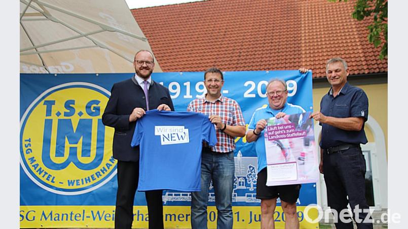 Landrat Andreas Meier, Bernd Stengl, TSG-Vorsitzender Werner Windisch und Josef Prösl (von links) Bild: jma