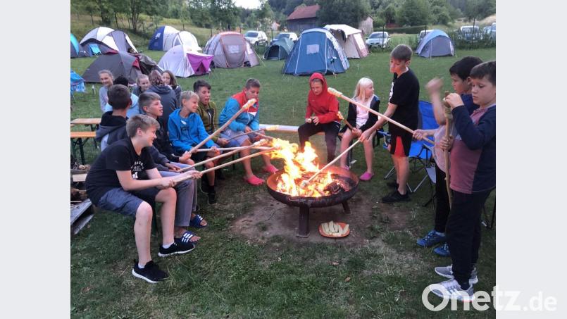 Abends gibt&#039;s am Lagerfeuer Stockbrot. Bild: exb