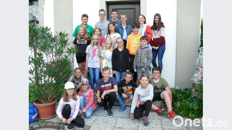 Die Teilnehmer der „Pfarrgarten-Rallye“ mit den beiden Organisatoren Christian Urbanek (hinten links) und Marika Rustler (oben, Vierte von rechts) und deren Helfer-Team. Bild: kgg