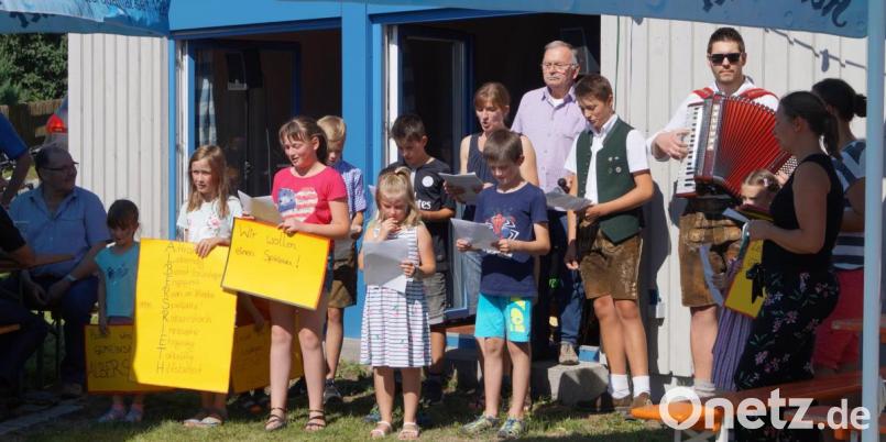 Albersriether Kinder mit ihrer Petition beim Dorffest. Bild: fvo