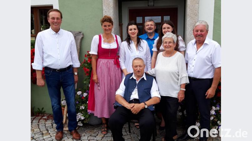 Familienangehörige und CSA-Vorstandschaft gratulierte Karl Feneis (sitzend) zum 80. Geburtstag. Bild: Kunz