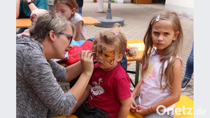 Kinderschminken beim Ferienprogramm. Bild: kro
