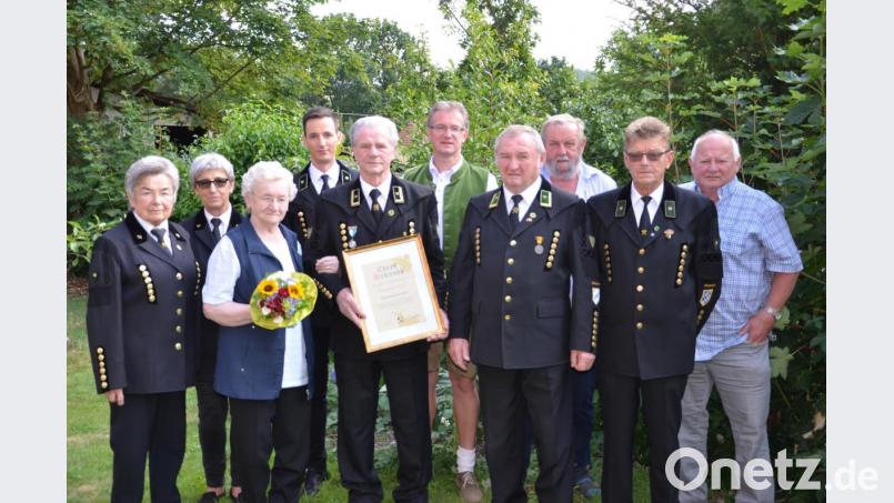 Für seinen langjährigen unermüdlichen Einsatz als Vorsitzender des Bergknappenvereins Marienschacht Wölsendorf wurde Fritz Held (Mitte mit Urkunde ) zum Ehrenvorsitzenden ernannt. Vorstandsmitglieder und Zweiter Bürgermeister Franz Grabinger gratulierten dazu. Bild: ga