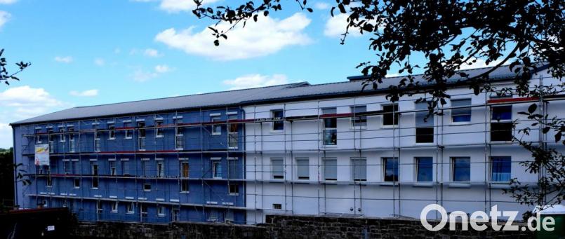 Fortgesetzt werden nach der Erneuerung des Außenputzes am Erweiterungsbau die Sanierungsarbeiten am Hauptgebäude des Heimes. Bild: le
