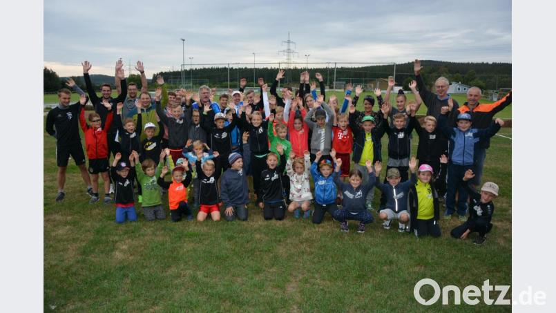 33 Kinder beteiligten sich an einem Sporttag auf der Otto-Baumgärtner-Sportanlage des TSV Konnersreuth. Mit dabei waren Trainer Gerhard Becker vom ATS Mitterteich und Organisator Konrad Härtl (von rechts), Jugendbeauftragter Wolfgang Pötzl (Dritter von links) sowie zahlreiche Trainer und Übungsleiter des TSV. Bild: jr