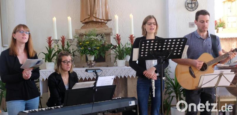 Die Instrumental- und Gesangsgruppe „Zeitlos“ mit (von links) Julia Heinrich (Gesang), Anna Pröls (E-Piano/Gesang), Maria Markgraf (Querflöte/Gesang) und Leiter Daniel Markgraf (Gitarre/Gesang) kann auf ein gemeinsames, fünfjähriges Musizieren zurückblicken. Zum „kleinen“ Jubiläum gestaltete das Ensemble den Sonntagsgottesdienst in der St.- Barbara-Kirche mit. Bild: ohr