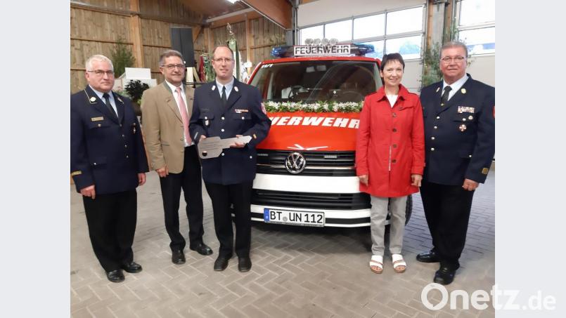 Das Kennzeichen „UN 112“ trägt das nagelneue Einsatzfahrzeug der Unterlinder Feuerwehr. Im Bild (von links) Kreisbrandrat Hermann Schreck, Bürgermeister Franz Tauber, Kreisbrandmeister Johannes Geisler, stellvertretende Landrätin Christa Reinert-Heinz und Feuerwehrvereins-Vorsitzender Winfried Prokisch. Bild: gis