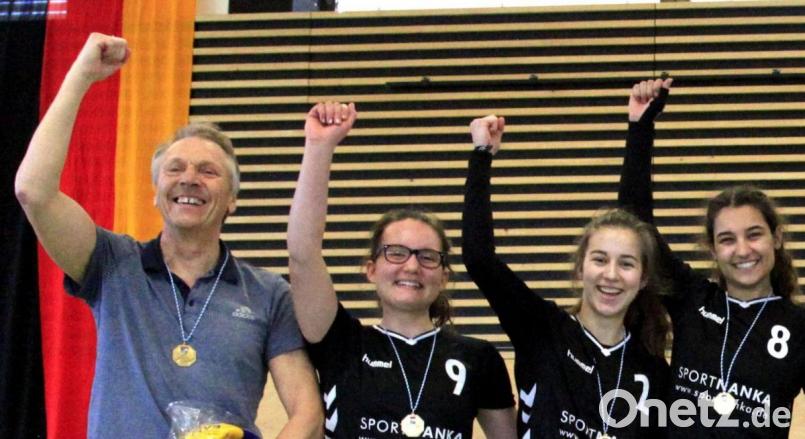 Erfolgstrainer Gerd Spies (links) jubelt mit seinen Mädels, die im Schulwettbewerb das Bundesfinale erreichten und im Verein den Sprung in die Bayernliga schafften. Bild: Hirsch