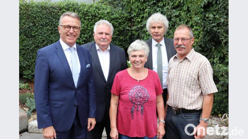 Bernhard Bäuml (rechts) mit Ehefrau Margarete sowie (von links) Erster Bürgermeister Franz Stahl, Zweiter Bürgermeister Peter Gold und Landrat Wolfgang Lippert. Bild: Stadt Tirschenreuth/M. Streich/exb