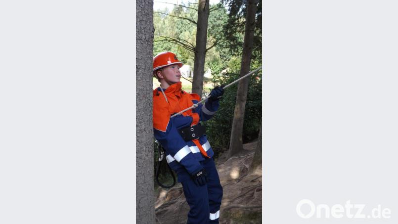 Am Steilhang wird praktisch geübt. Die Jugendlichen lernen wie bei einem späteren Einsatz die Absicherung zum Schutz der Feuerwehrleute erfolgen muss. Bild: trj