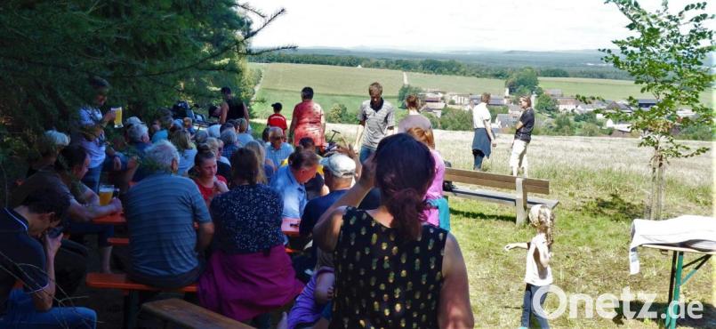 Bei Schweinebraten mit Knödeln, einem kalten Getränk und schattigem Sitzplatz lässt sich die Fernsicht oberhalb von Weißenbrunn genießen. Die Panoramawanderung, organisiert von der Hannersgrüner Feuerwehr, macht es möglich. Bild: jml