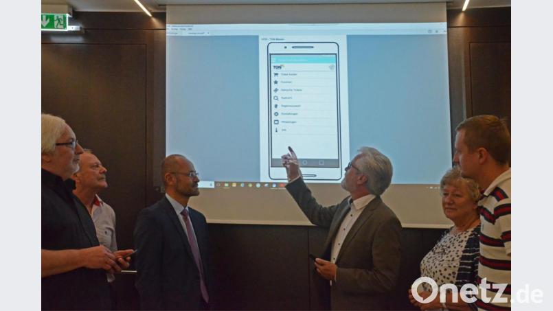 Alfred Meller von der Regionalbus Ostbayern erläutert Landrat Alfred Scheidler (Dritter von links), ÖPNV-Sachgebietsleiter Peter Zimmert (links) und den Vertretern der Busunternehmen, wie das Busticket per Smartphone funktioniert. Bild: Benkhardt