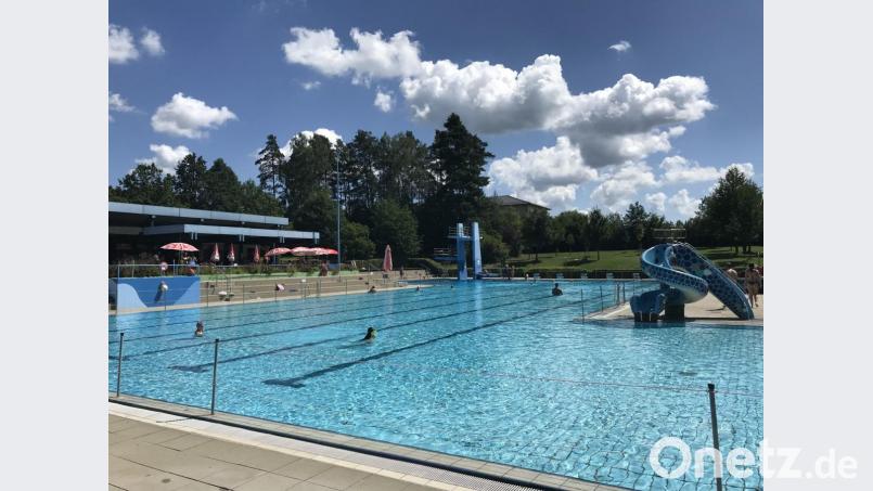 Sonne und Wolken ziehen über das Grafenwöhrer Waldbad, das gerade jetzt viel Platz für Schwimmer bietet. Die Besucherzahlen sind im August erheblich zurück gegangen. Bild: mor
