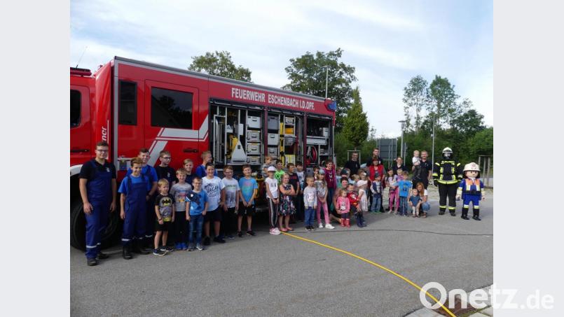 Regen Zuspruch erfährt die Veranstaltung &quot;Kinder spielen Feuerwehr&quot; im Sommerferienprogramm mit Maxi von der aktiven Wehr und Jugendleiter Patrick Dobmann (Zweiter und Dritter von rechts). Bild: rn
