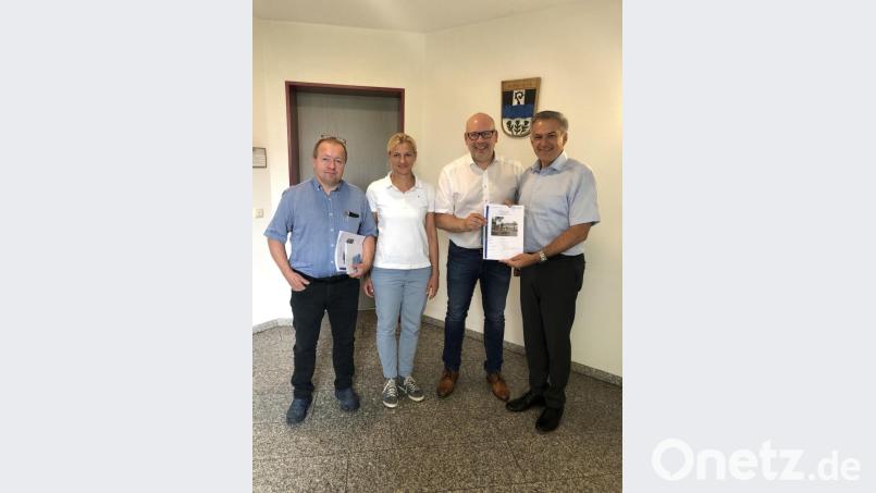 Das Günter Deinzer vom städtischen Bauamt, Tanja Schatz und Matthias Rösch vom ETZ Nordoberpfalz und Bürgermeister Roland Grillmeier (von links) bei der Vorstellung der Ergebnisse des „Energie-Coachings“. Bild: exb