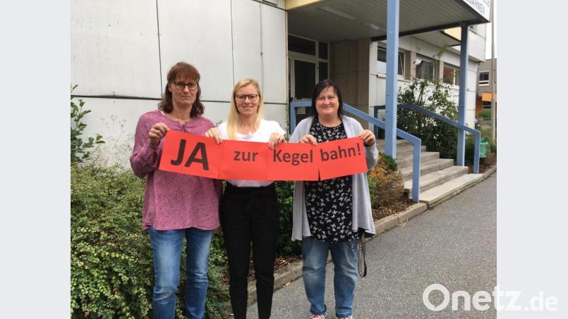 Stellvertretend für die gesamte SPD-Fraktion sagen die Gemeinderätinnen Heike Zaruba, Nicole Bäumler und Christine Strehl (von links) „Ja zur Kegelbahn!“. Bild: du