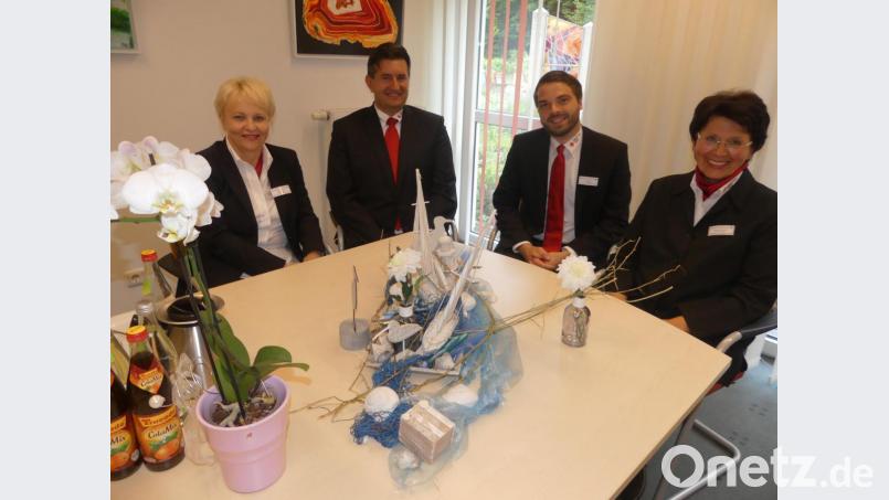 Manuela Schusser (von rechts) übergibt in wenigen Wochen die Leitung des BRK-Seniorenheimes an Josef Ott, der sie bereits in ihrem Aufgabenbereich begleitet. Kreisgeschäftsführer Sandro Galitzdörfer bescheinigte ihm dafür eine optimale Eignung. Pflegedienstleiterin Gabriele Lohner bleibt seine Stellvertreterin. Bild: rn