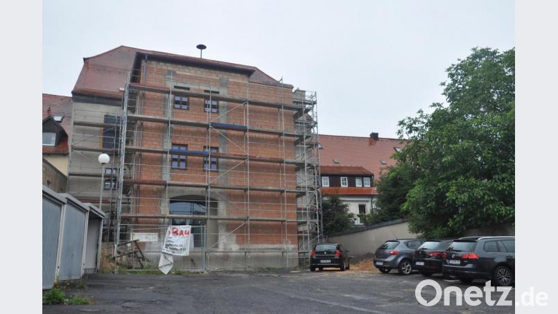 Nach einer kurzen Pause geht der Anbau am Rathaus seinem Ende entgegen. Die Fertigstellung soll im Herbst erfolgen. Bild: ws