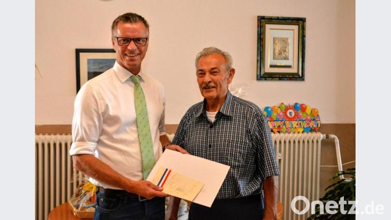 Bürgermeister Hermann Falk (links) gratuliert Josef Kustner zum 80. Geburtstag und übermittelte die Glückwünsche der Stadt Hirschau. Bild: fdl