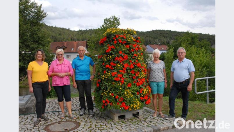 Neben den Blumenkästen an den Brücken gibt es im Gemeindebereich auch drei Blumenpyramiden. In Emhof ist die Pflege echte Teamarbeit. Maria und Johann Manglberger sowie Marie-Luise Wiendl kümmern sich in Emhof um den Blumenschmuck. Die Vorsitzende des Gartenbauvereins Petra Tischler links und 3. Bürgermeister Martin Bauer freuen sich. Bild: pop