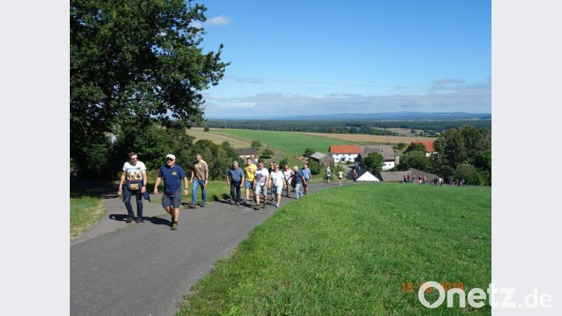 Der Weg auf die südliche Anhöhe über Artesgrün fordert schon etwas Muskelschmalz. Kein Wunder, dass sich die Wandergruppe da auseinanderzieht. Oben belohnt aber ein toller Fernblick zum Fahrenberg und die Höhen des Grenzgebirges diese Mühe. Bild: jml