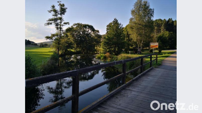 Die kleine Brücke am Ortseingang führt die Gäste zur Hammermühle. Bild: phol