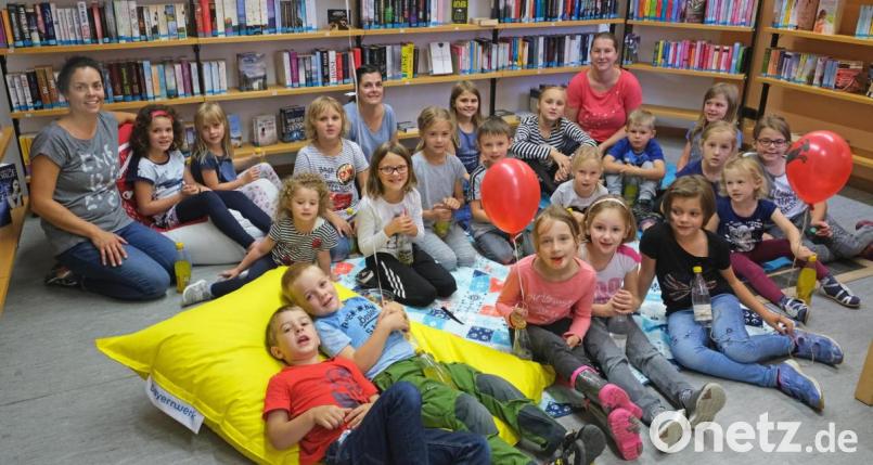 Mucksmäuschenstill ist es in der Bücherei. Nach der Wanderung auf den Schloßberg lassen sich die Kinder eine spannende Geschichte erzählen. Bild: nm
